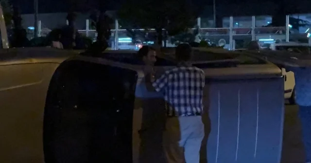 Kaza yaptığı aracıyla gitmek istedi, ekiplere zor anlar yaşattı Kazada yan yatan aracın içine giren sürücü araçtan yaklaşık 1 saat eşya topladı Kayseri de otomobille hafif ticari araç çarpıştı: 3 yaralı Kayseri Haberleri Habertürk Yerel Haberler