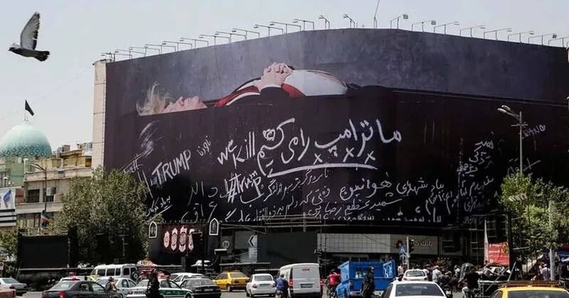 Trump’ı siyah tabutun içine koydular: Başkentin simge noktasına asıldı Sözcü Gazetesi