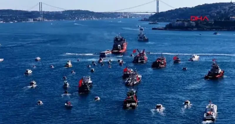 İstanbul Boğazı nda Denizden Karaya 15 Temmuz programı kapsamında tekne korteji düzenleniyor