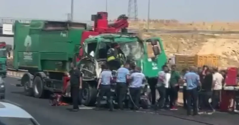 Tıra arkadan çarpan çöp kamyonunun sürücüsü ağır yaralandı