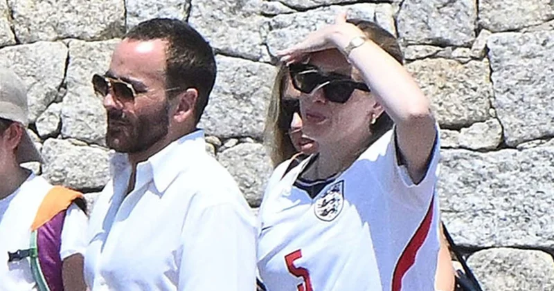 Adele tatilde İngiltere formasıyla