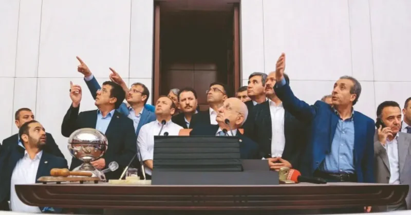 Özgür Özel in Milli Görüş Ceketi giydiği gün: Darbe gecesi Gazi Meclis te neler yaşandı?
