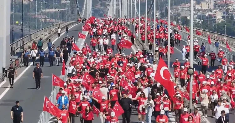 15 Temmuz’un 10. yılında İstanbul dan dünyaya mesaj! Dikkat çeken görüntüler: Binlerce vatandaş yürüdü