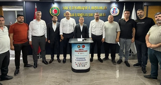 HAK İŞ İl Başkanı Aküzüm: Bu tarihi direniş, bir daha yaşanmamak üzere tarihin altın sayfalarına demokrasiye sahip çıkan milletin zaferi olarak yazılmıştır Diyarbakır Haberleri Habertürk Yerel Haberler