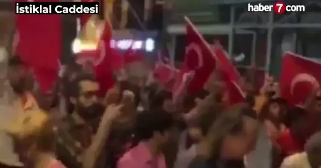 Darbeye karşı İstiklal Caddesi nde tekbirli yürüyüş