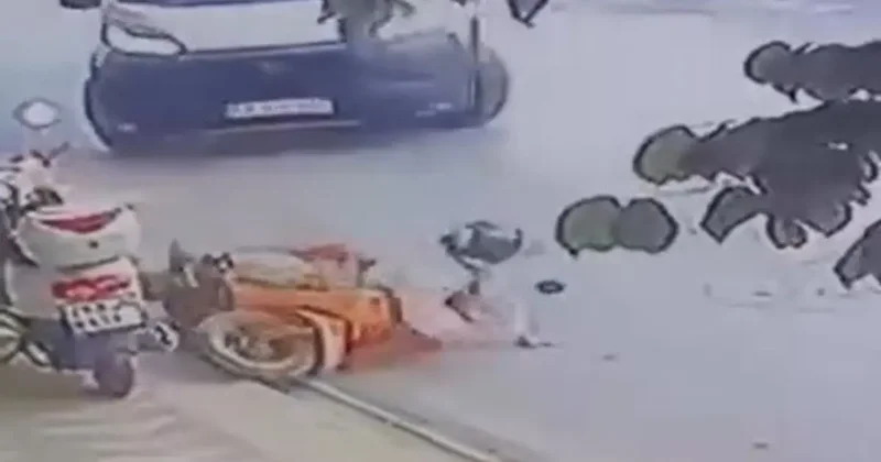 Dönüş yapan minibüs motosiklete böyle çarptı
