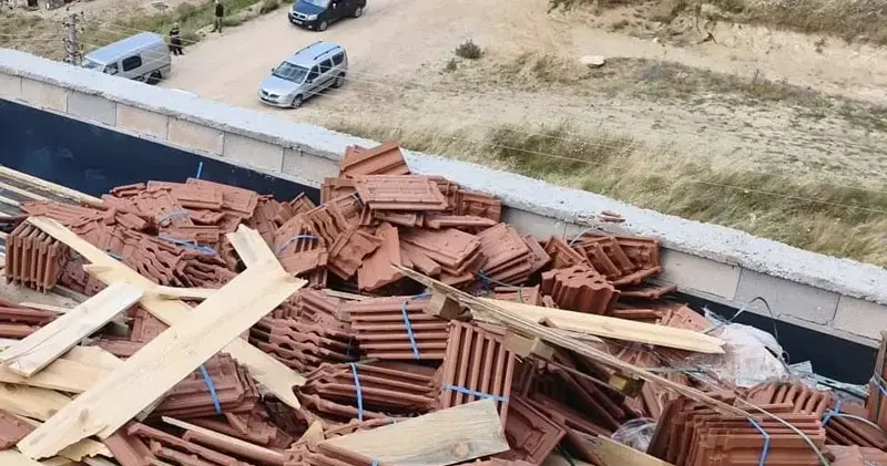 Bursa da çatıda devrilen kiremitlerin altında kalan 2 işçi yaralandı