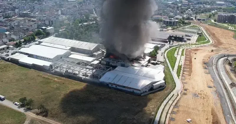 Arnavutköy de sünger fabrikasında çıkan yangın söndürüldü
