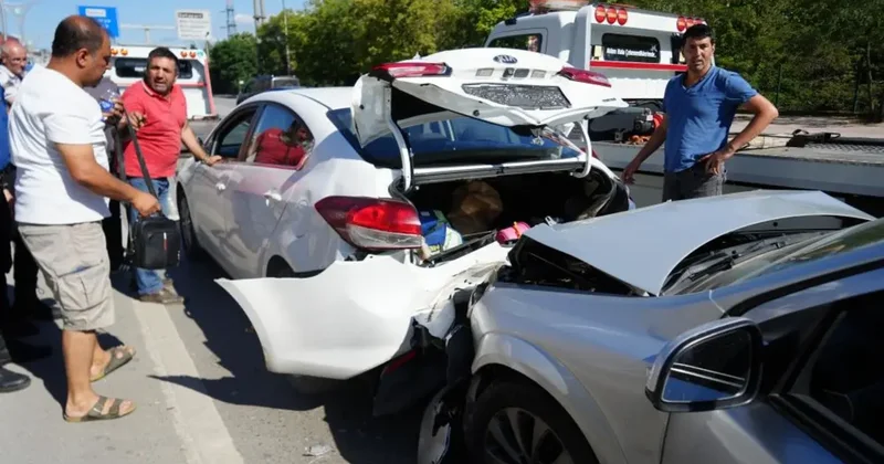 Yavaşlayan trafik zincirlemeye kazaya sebep oldu: 1 i çocuk 3 yaralı