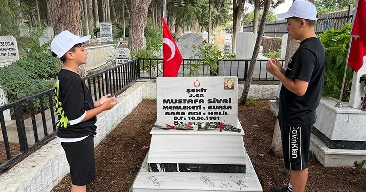 Bursa’da küçük yüreklerden büyük vefa: Şehitliği temizleyip güllerle donattılar