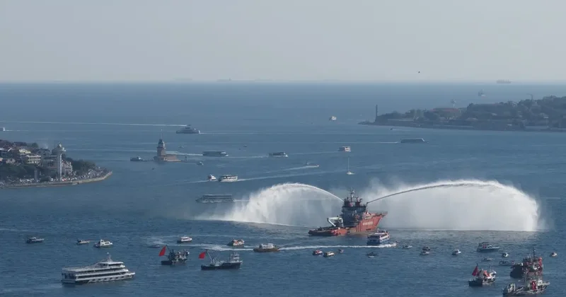 İstanbul Boğazı nda 15 Temmuz şehitleri anısına 253 gemilik deniz korteji