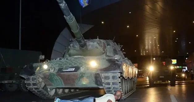 Canını hiçe sayarak tankın önüne yatan kahramanın o anları hafızalar kazındı