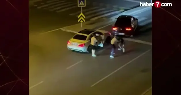 İstanbul Başakşehir de trafik terörü: Bir sürücü dakikalarca yerde darbedildi