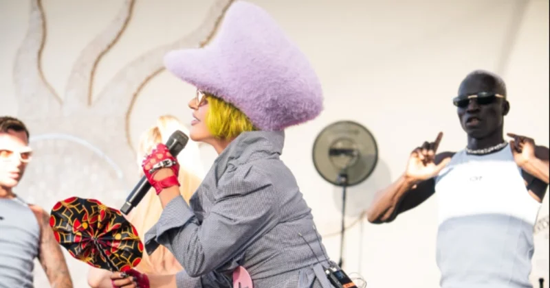 Hande Yener 37 derecelik sıcakta sahneye böyle çıktı: Kombini çok konuşuldu Sözcü Gazetesi