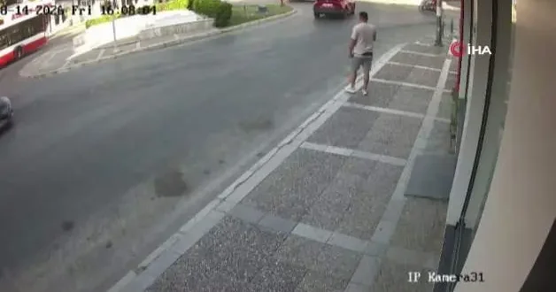 İzmir de traktörden fırlayan tanker yayayı eziyordu