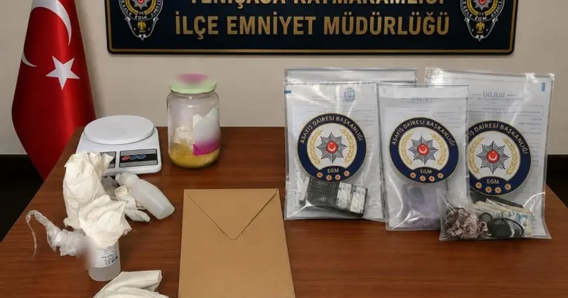 Bolu da park halindeki otomobilden 100 bin liralık uyuşturucu çıktı: 2 tutuklama