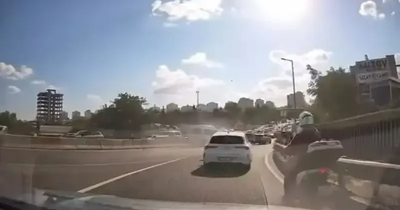 Küçükçekmece de hafif ticari aracın motosiklete çarptığı kaza kamerada: 3 yaralı