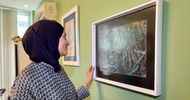 Modern anlayışla sürdürdüğü ebru sanatını gelecek nesillere aktarıyor Somut olmayan kültürel mirası yaşatıyor İzmir Haberleri Habertürk Yerel Haberler