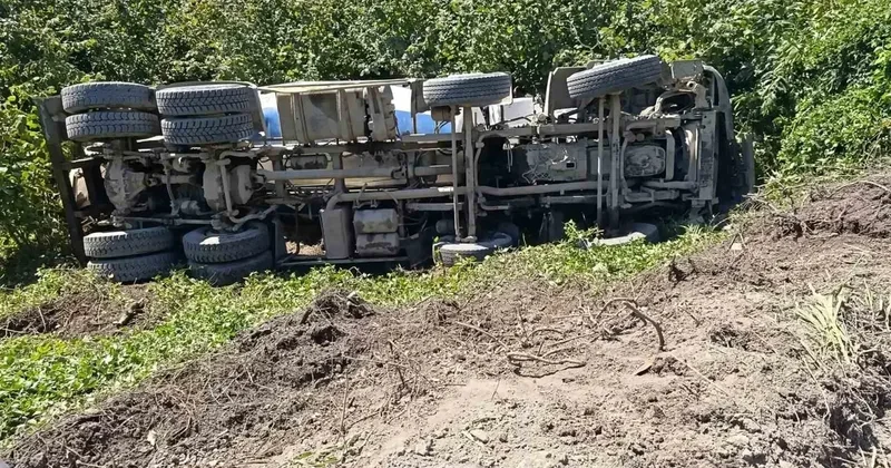 Alaplı’da şarampole uçan beton mikserinin sürücüsü yaralandı