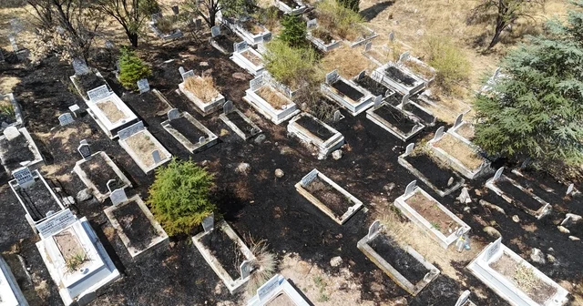 Eskişehir de mezarlar alevler içinde kaldı Kuru otların tutuşması sonucu çıkan yangında çok sayıda kabir zarar gördü Eskişehir Haberleri Habertürk Yerel Haberler