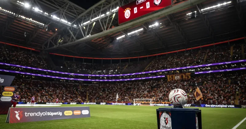 Galatasaray tribünlerinden istifa tezahüratı