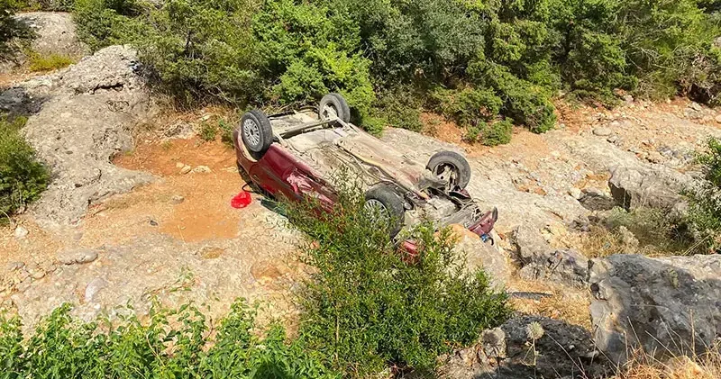 Adana da otomobil şarampole devrildi; 2 yaralı