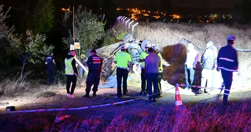 Kırıkkale’de aydınlatma direğine çarpan otomobil takla attı: 1 ölü, 2 yaralı