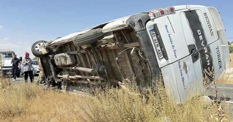 Son dakika: Diyarbakır da devrilen minibüsteki 2 kişi öldü, 12 kişi yaralandı