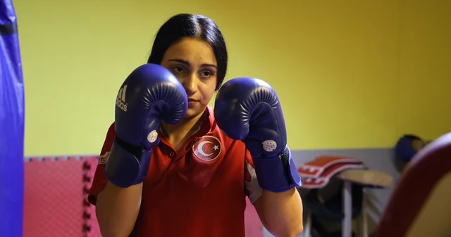 Kickboksa hobi olarak başladı, yıllar sonra şampiyon oldu Kendisini korumak için spora başladı, dünya ikinciliğine uzandı Kırşehir Haberleri Habertürk Yerel Haberler