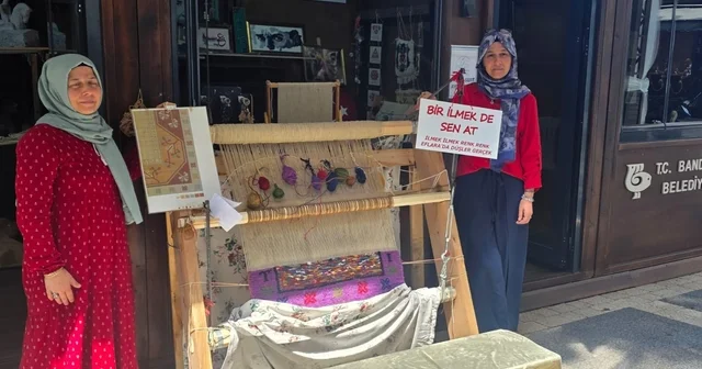İlmek ilmek kültür mirası: Bandırmalı kadınlar halı dokuma sanatını yaşatıyor Bandırmalı iki kadından geleneksel halı dokuma seferberliği Halıya sadece iplik değil, duygularını da işliyorlar Balıkesir Haberleri Habertürk Yerel Haberler