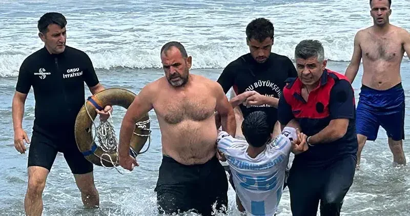 Ordu da yasağa rağmen denize giren 2 kardeş boğulma tehlikesi geçirdi