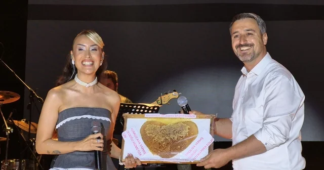 Sanatçı Hande Ünsal dan evlilik teklifine ilginç yorumu Bal festivalinde sahne alan sanatçıya pankartla evlilik teklifi yapıldı Belediye Başkanı şarkı söyledi Bartın Haberleri Habertürk Yerel Haberler