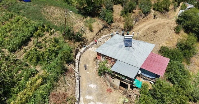 Yolu olmayan yatalak vatandaş için köylü arazisini verdi, belediye yol yaptı Engelli hasta için yollar ulaşıma açıldı Adana Haberleri Habertürk Yerel Haberler