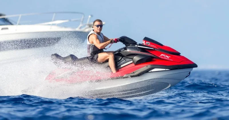 Macron ülkesi yanarken jetski üzerinde keyif yaptı Sözcü Gazetesi