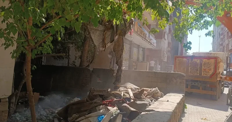 Siirt’te bir evden 2 kamyon çöp çıkarıldı