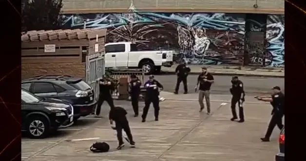 Mızrak taşıyan adama 8 polis kurşun yağdırdı! ABD deki feci ölüm kamerada