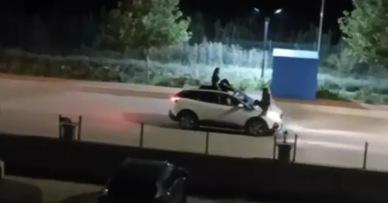 İki kadının seyir halindeki otomobilin üstünde tehlikeli yolculuğu kamerada