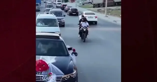 İstanbul daki düğün konvoyunda tehlikeli motosiklet şovu kameraya yansıdı
