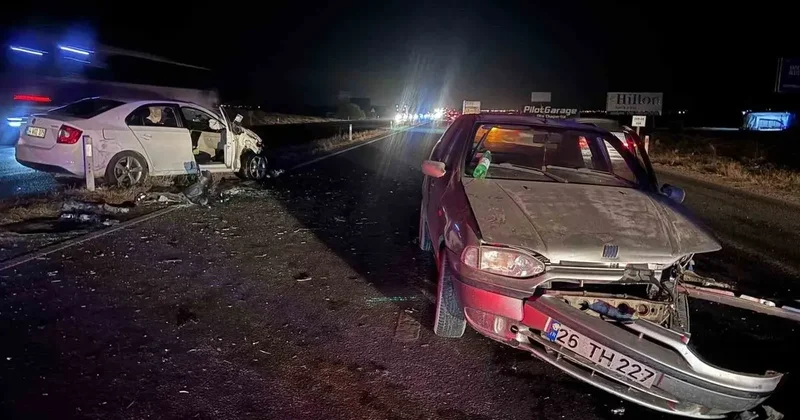 Eskişehir Ankara yolunda iki otomobil çarpıştı: 5 yaralı