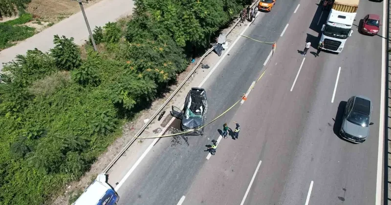 Tıra arkadan çarpan otomobilin tavanı koptu: Uzman onbaşı hayatını kaybetti