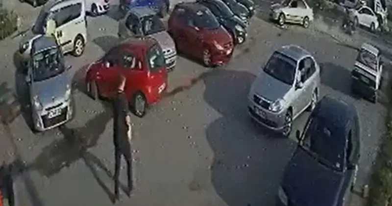 Otomobilin, önce motosiklete ardından park halindeki 5 araca çarptı kaza kamerada; 3 yaralı