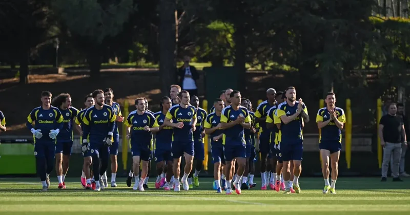 Fenerbahçe taraftarı hedef tahtasına oturtmuştu! Dünya devi yıldız isim için görüşme yaptı
