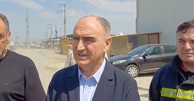 Vali Özkan yangınla ilgili son durumu açıkladı Manisa Valisi Vahdettin Özkan: 2 kişinin de içeride kaldığına yönelik çevreden gelen beyanlar var. Onlarla ilgili çalışmalar devam ediyor Manisa Haberleri Habertürk Yerel Haberler