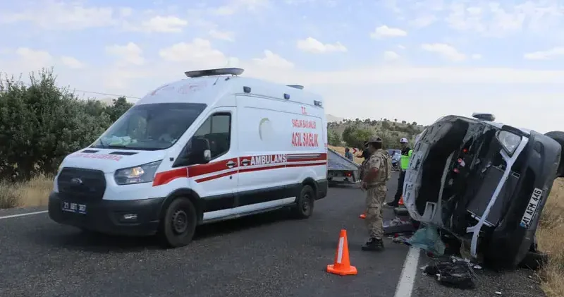 Diyarbakır’da minibüs devrildi: 3 ölü, 11 yaralı