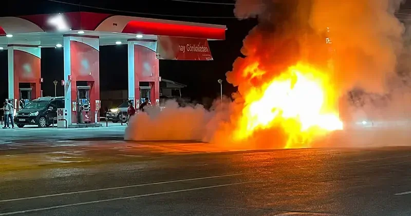 Akaryakıt istasyonundan çıkan otomobil alev aldı, baba ve iki oğlu yaralandı