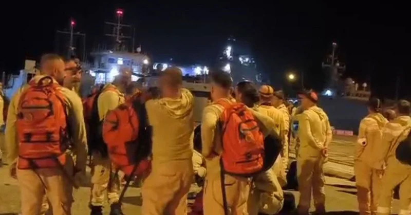 Marmaris teki orman yangınına müdahale için arazözler çıkarma gemileriyle bölgeye gidiyor