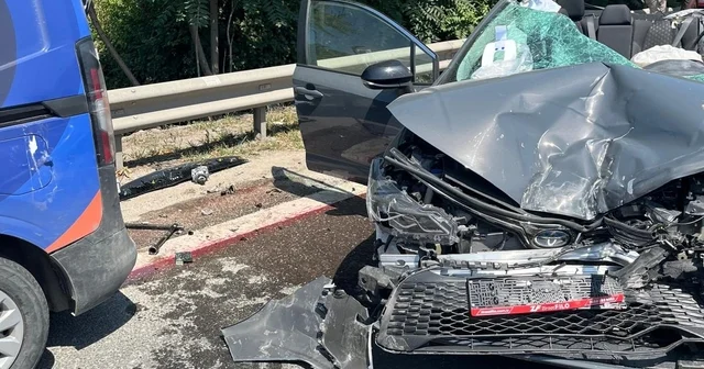 Arızalanan minibüs ve çekiciye çarpan otomobilin sürücüsü uzman onbaşı öldü Sakarya Haberleri Habertürk Yerel Haberler