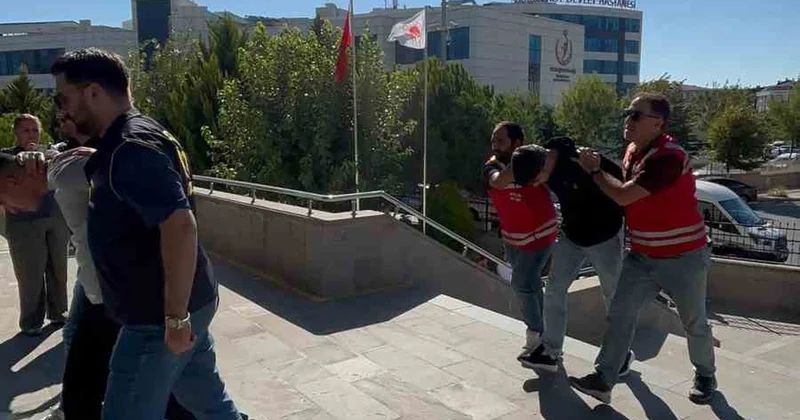 Kız kardeşine atılan mesaja sinirlenen ağabey, dehşet saçtı: 1 yaralı