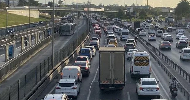 Okulların ikinci gününde trafik yoğunluğu arttı