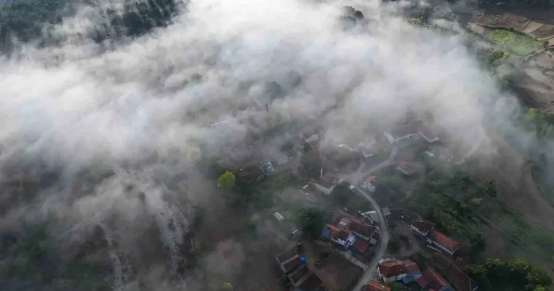 Kastamonu’da ilçe ve ormanların üzerini kaplayan sis bulutları görüntülendi